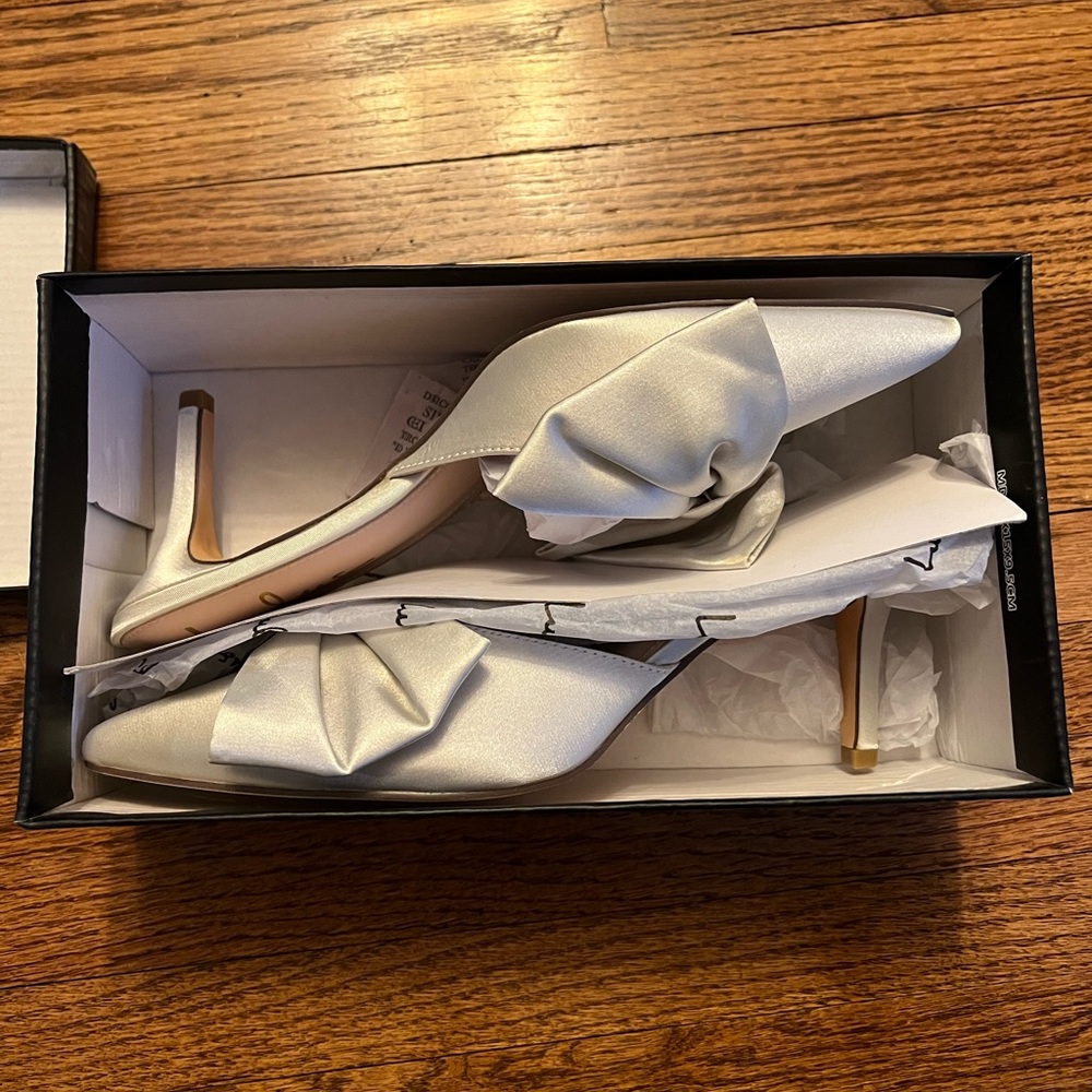New in box Lulus Lyle satin ivory bow heel